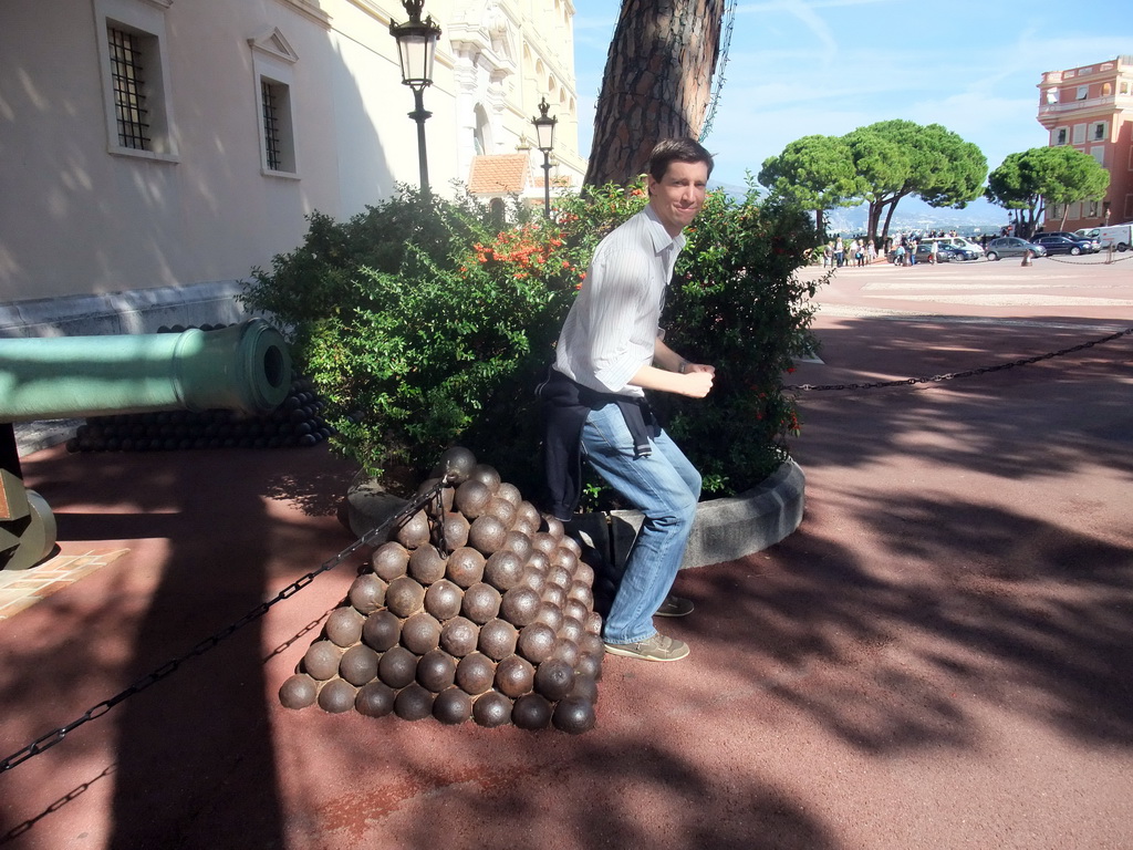Tim with cannon and cannonballs in front of the Prince`s Palace of Monaco