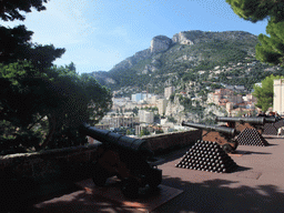 Cannon, cannonballs and the Fontvieille district, viewed from the Place du Palais square