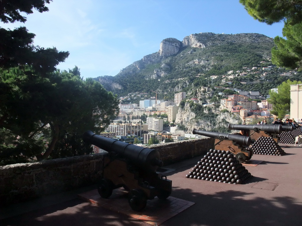 Cannon, cannonballs and the Fontvieille district, viewed from the Place du Palais square