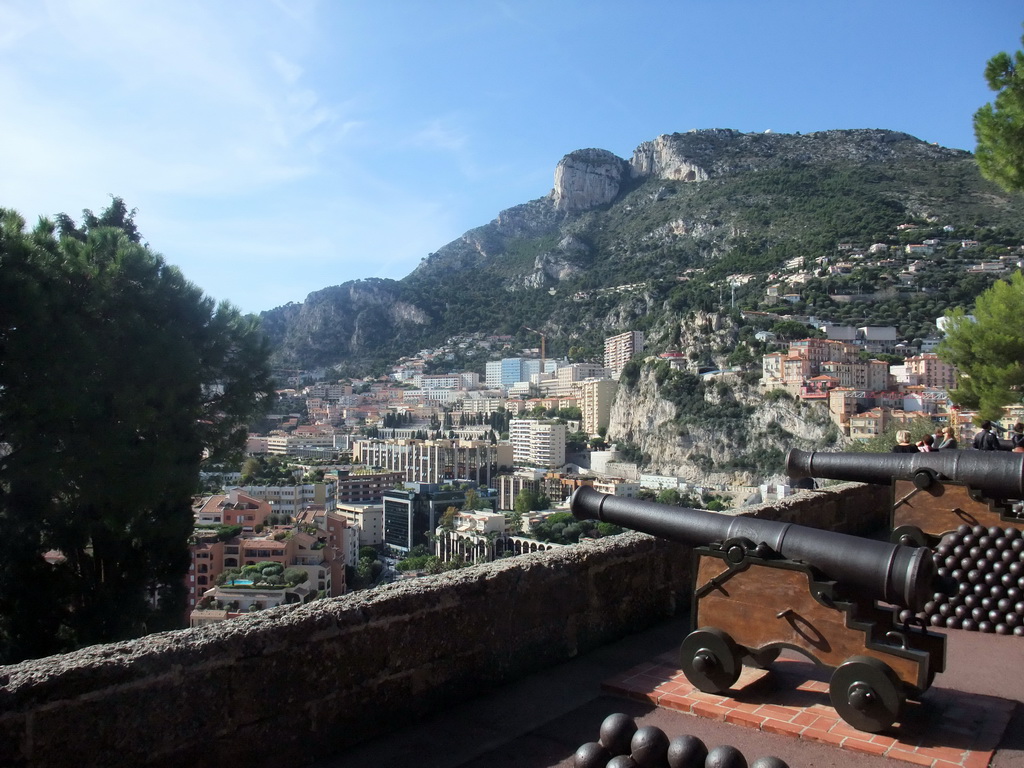 Cannon, cannonballs and the Fontvieille district, viewed from the Place du Palais square