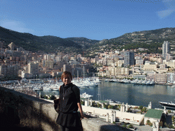 Miaomiao at the Avenue de la Porte Neuve, with a view on the syline of Monte Carlo and the Port Hercule harbour