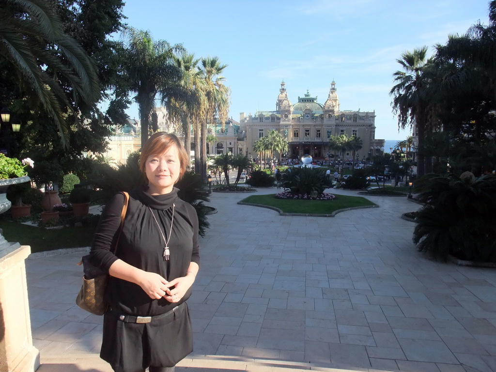 Miaomiao with the fountain, the Sky Mirror and the front of the Casino de Monte Carlo at the Place du Casino square