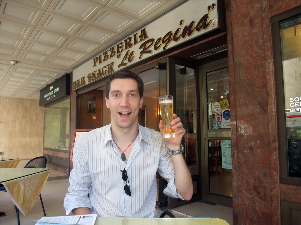 Tim with beer at pizzeria `Le Regina`