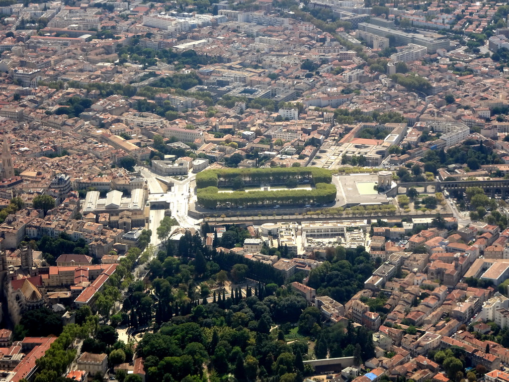 The city center with the Église Sainte Anne church, the Montpellier Cathedral, the Jardin des Plantes gardens, the Palace of Justice, the Porte du Peyrou arch, the Promenade du Peyrou, the Pavillon du Peyrou pavillion and the Saint-Clément Aqueduct, viewed from the airplane from Amsterdam