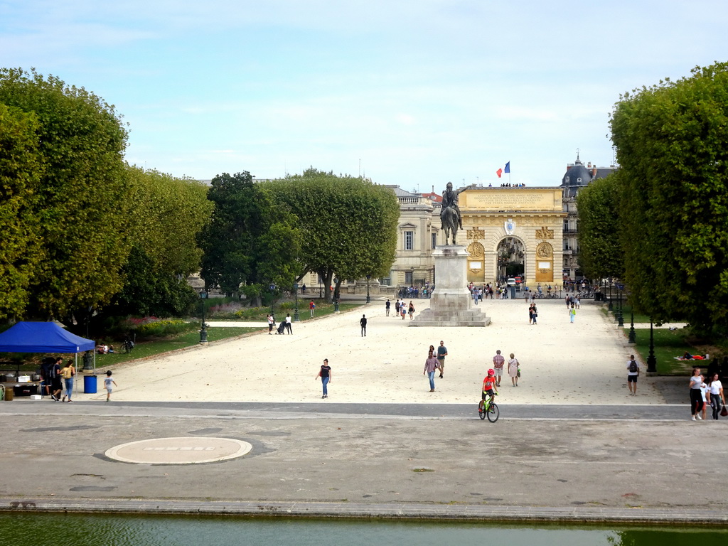 The Promenade du Peyrou with the equestrian statue of King Louis XIV and the Porte du Peyrou arch, viewed from the Pavillon du Peyrou pavillion