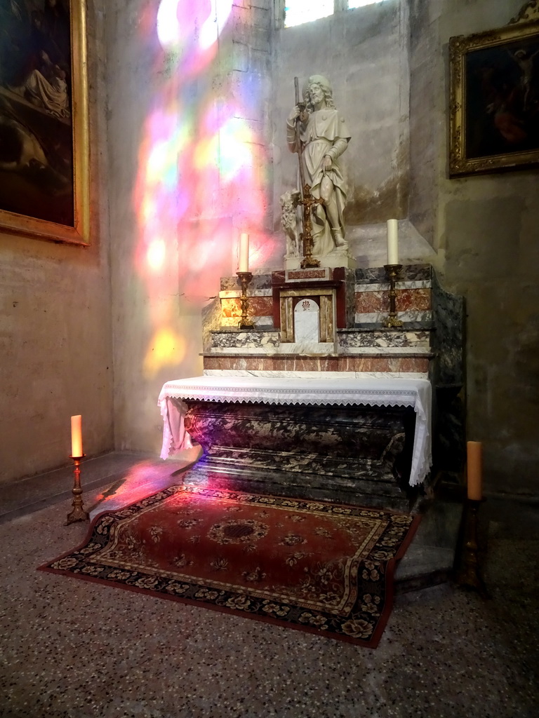 Side chapel with altar and statue at the right side of the Montpellier Cathedral