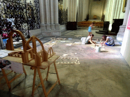 People working on a scale model at the right side of the ambulatory of the Montpellier Cathedral