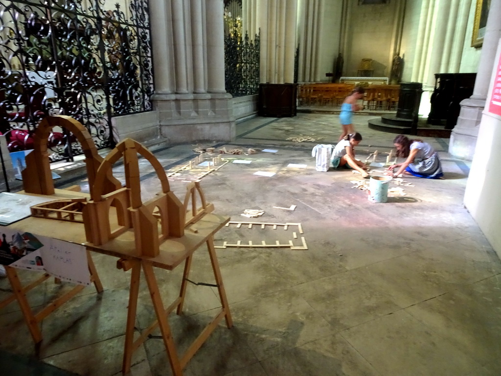 People working on a scale model at the right side of the ambulatory of the Montpellier Cathedral
