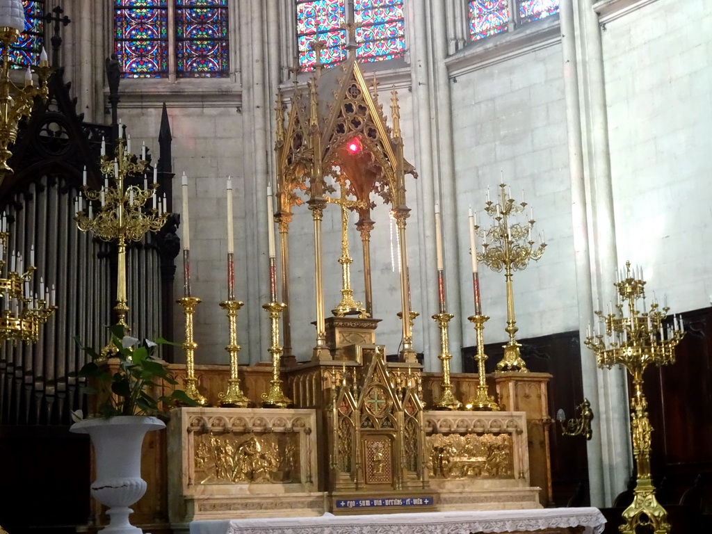 Main altar of the Montpellier Cathedral, viewed from the left side of the ambulatory