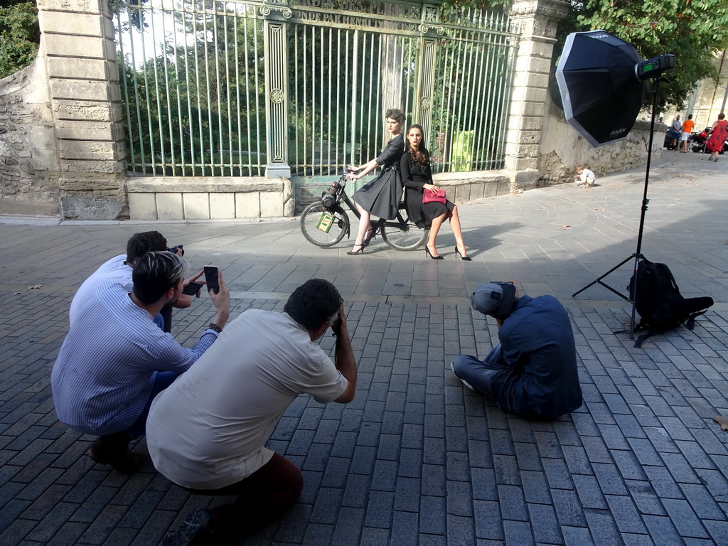 Models in front of the South gate of the Jardin des Plantes gardens at the Rue du Faubourg Saint-Jaumes street