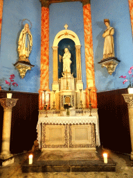 Side chapel with altar and statues at the Église Saint Roch church