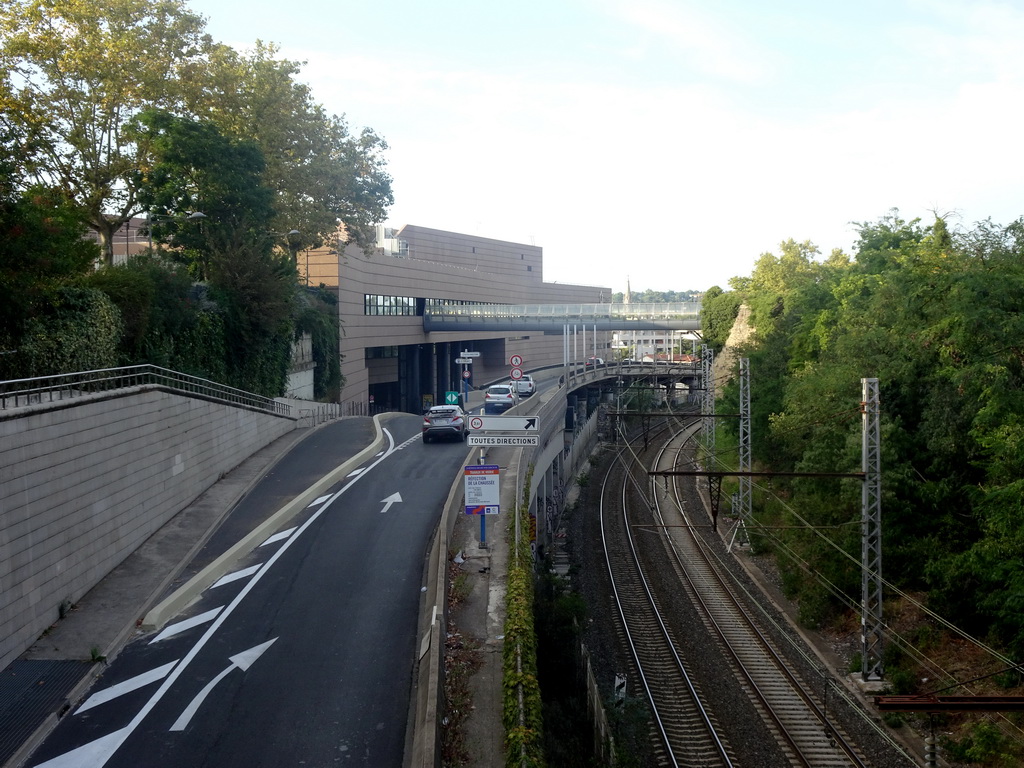 The Allée de la Citadelle street, the railway and the east side of the Corum conference center, viewed from the pedestrian bridge at the east side of the Esplanade Charles-de-Gaulle park