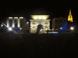 Back side of the Porte du Peyrou arch and the tower of the Église Sainte Anne church, viewed from the Promenade du Peyrou, by night