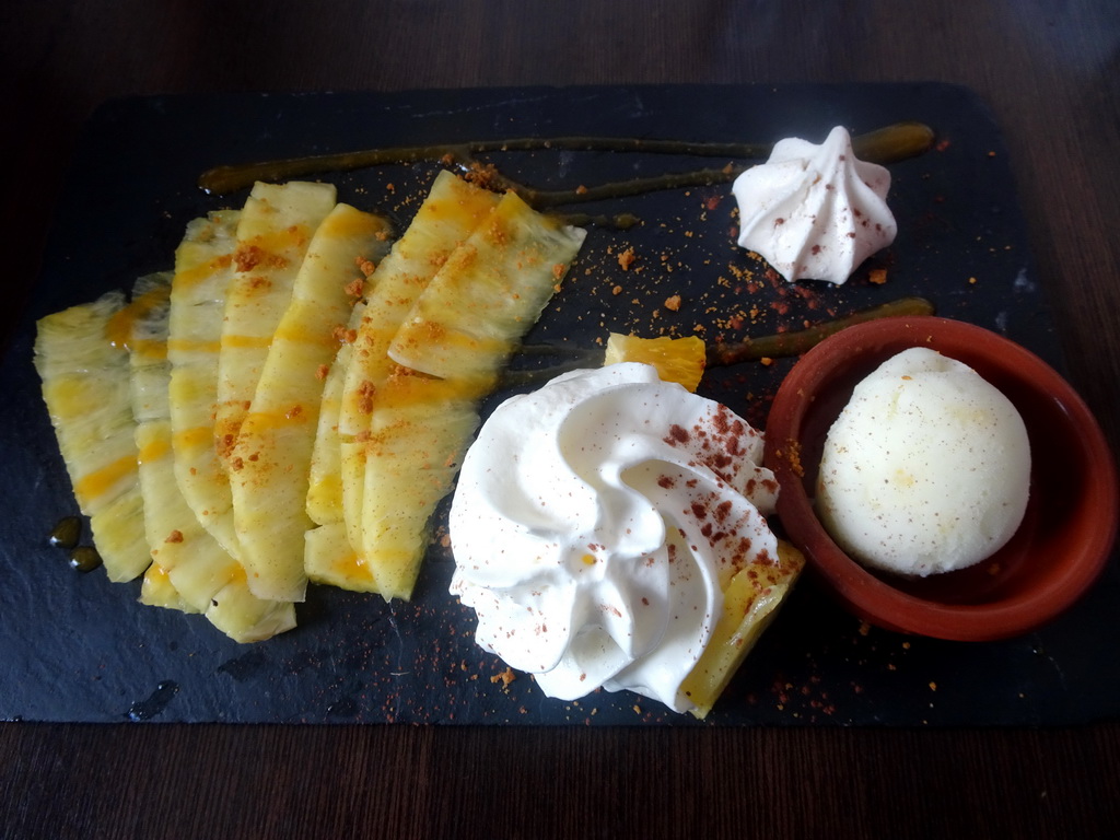 Dessert at the Le VR à Vin restaurant