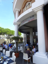 Front of the Le VR à Vin restaurant at the Rue de la Croix Verte street