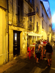 Front of the Comme un Dimanche sous le Figuier restaurant at the Rue du Petit Saint-Jean street, by night