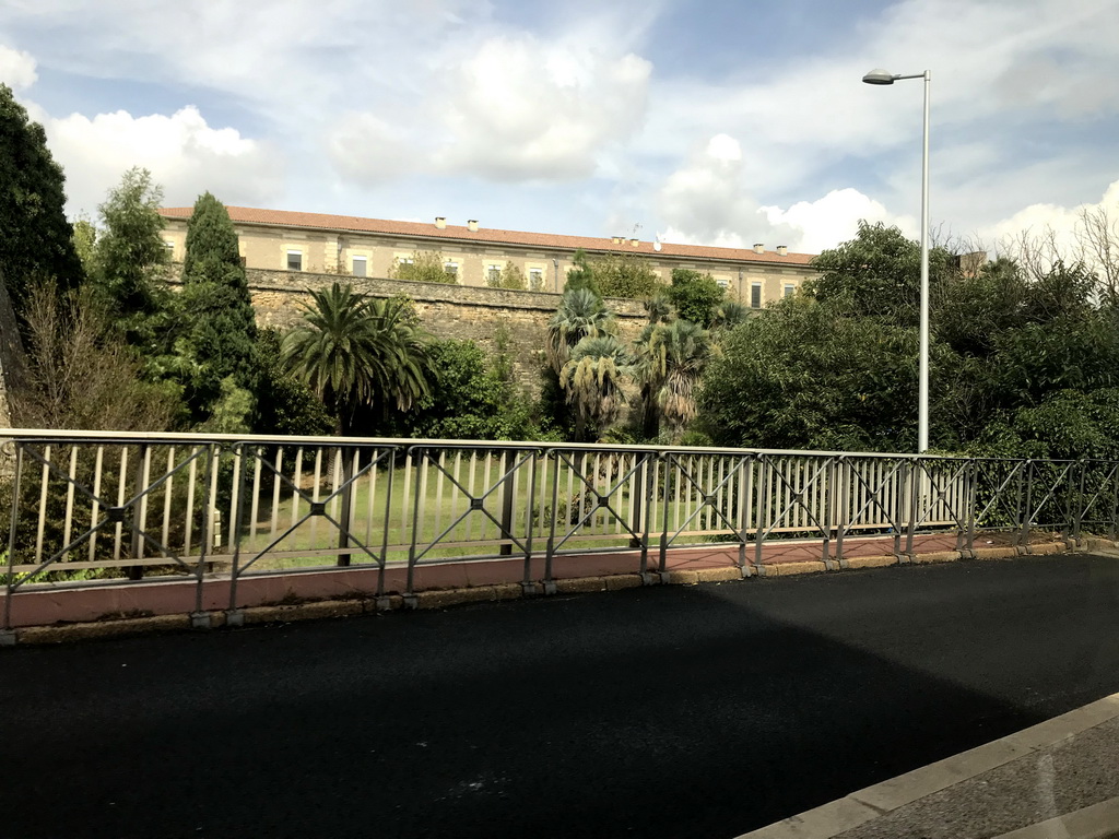 Wall at the south side of the Atelier Canopé de Montpellier building, viewed from the taxi to the airport on the Allée Henri II de Montmorency