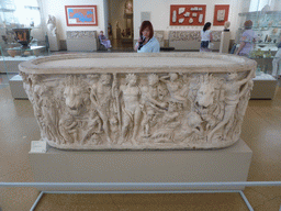 Miaomiao with a sarcophage at Room 4: Antique Art of Cyprus, Ancient Greece, Etruria and Ancient Rome at the Ground Floor of the Pushkin Museum of Fine Arts