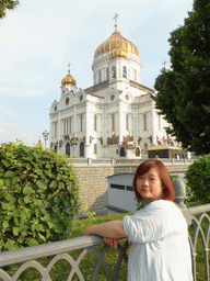 Miaomiao at the Volkhonka street, with a view on the north side of the Cathedral of Christ the Saviour