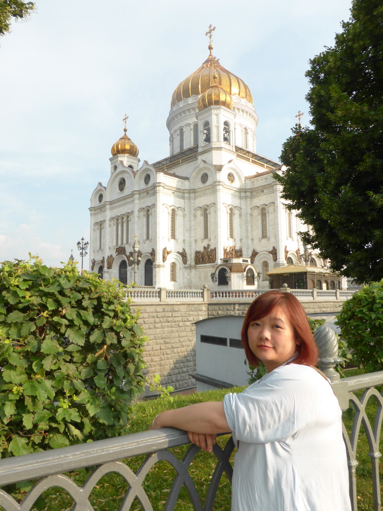 Miaomiao at the Volkhonka street, with a view on the north side of the Cathedral of Christ the Saviour