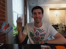 Tim with a Kláter beer at the Kappuchino Ekspress restaurant at the Bolshaya Polyanka street