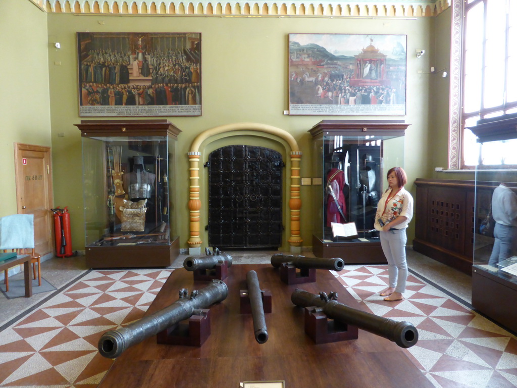 Miaomiao with cannons, armour and paintings at Room 21: Foreign Policy and Armed Forces of Russia in the 16th and 17th Centuries, at the First Floor of the State Historical Museum of Russia