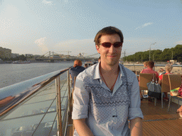 Tim on the tour boat, with a view on the Krymskiy bridge over the Moskva river and the Cathedral of Christ the Saviour