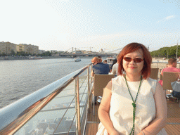 Miaomiao on the tour boat, with a view on the Krymskiy bridge over the Moskva river and the Cathedral of Christ the Saviour
