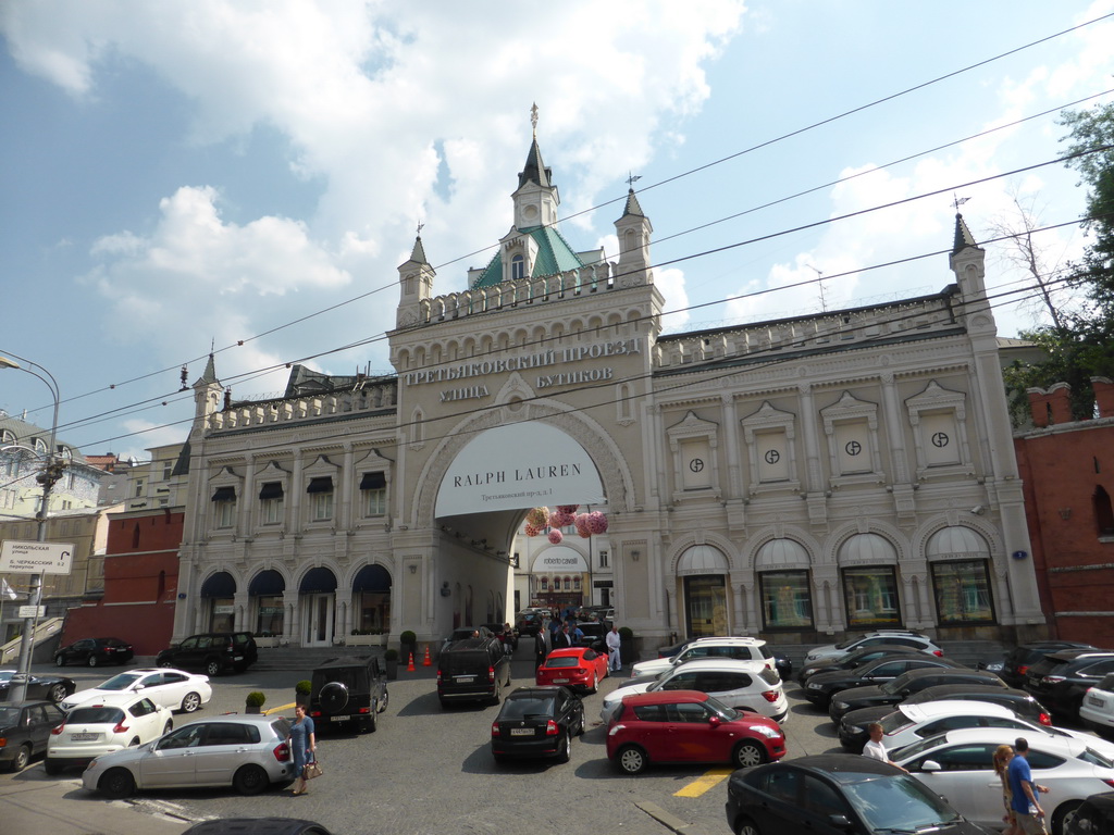 Entrance to the Tretyakovsky Proyezd shopping street at Theatre Square, viewed from the sightseeing bus