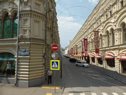 The northeast side of the GUM shopping center at Vetoshnyy street, viewed from the sightseeing bus at Ilyinka street