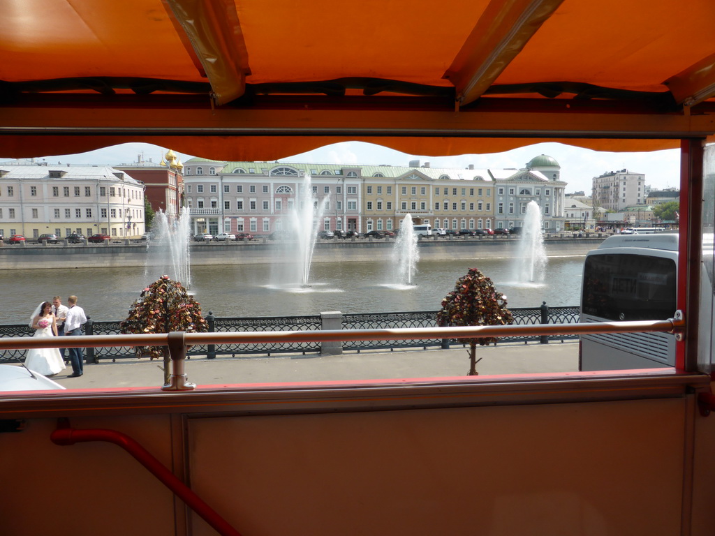 Fountains in the Vodootvodny Canal and a wedding party at Bolotnaya Square, viewed from the sightseeing bus