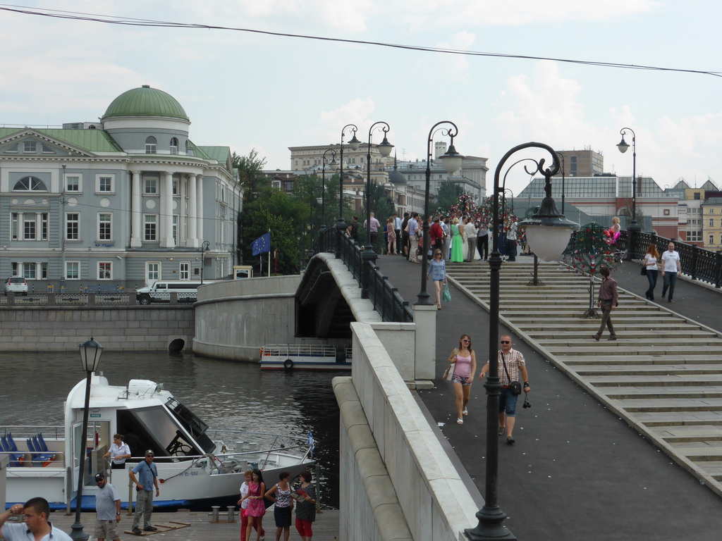 The Luzhkov Bridge over the Vodootvodny Canal with a wedding party, viewed from the sightseeing bus