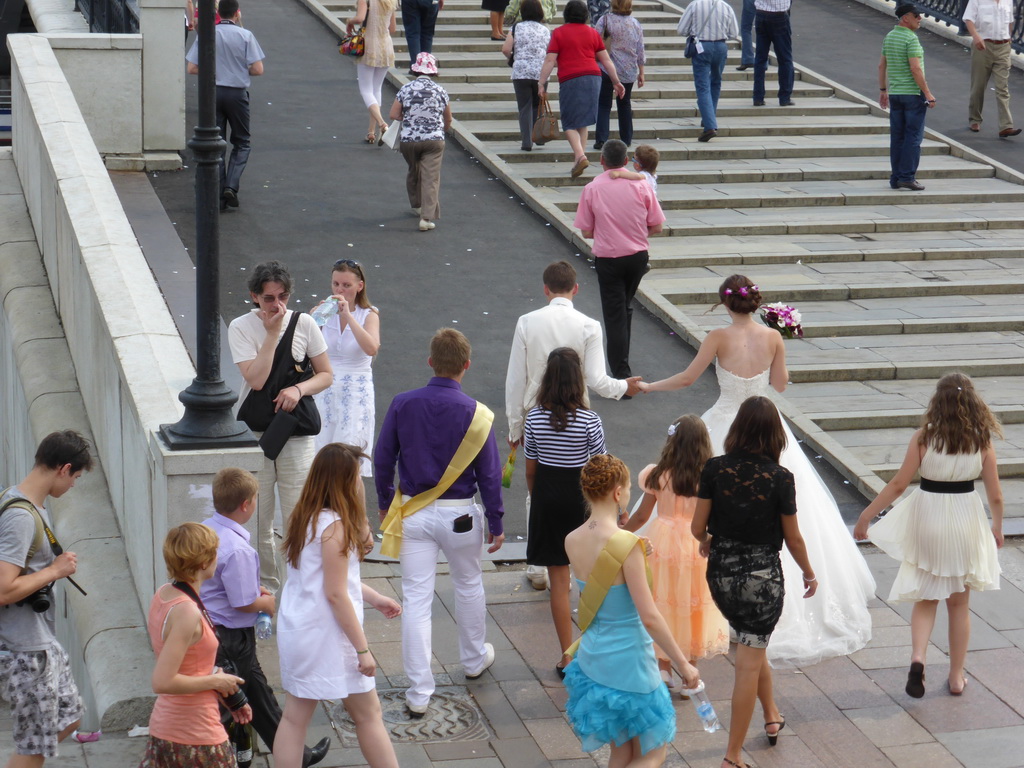 Wedding party at the Luzhkov Bridge over the Vodootvodny Canal, viewed from the sightseeing bus