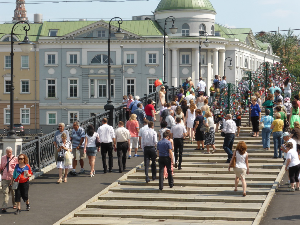 The Luzhkov Bridge over the Vodootvodny Canal with a wedding party, viewed from the sightseeing bus