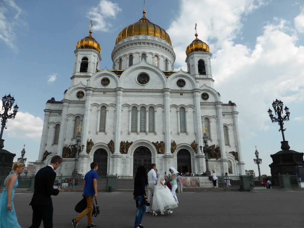 Bride and groom in front of the Cathedral of Christ the Saviour at the Volkhonka street