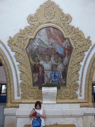 Miaomiao and a mosaic at the hallway inbetween the platforms of the Kievskaya subway station