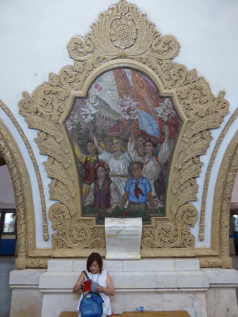 Miaomiao and a mosaic at the hallway inbetween the platforms of the Kievskaya subway station