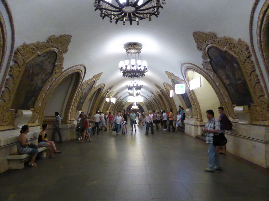 Hallway inbetween the platforms of the Kievskaya subway station