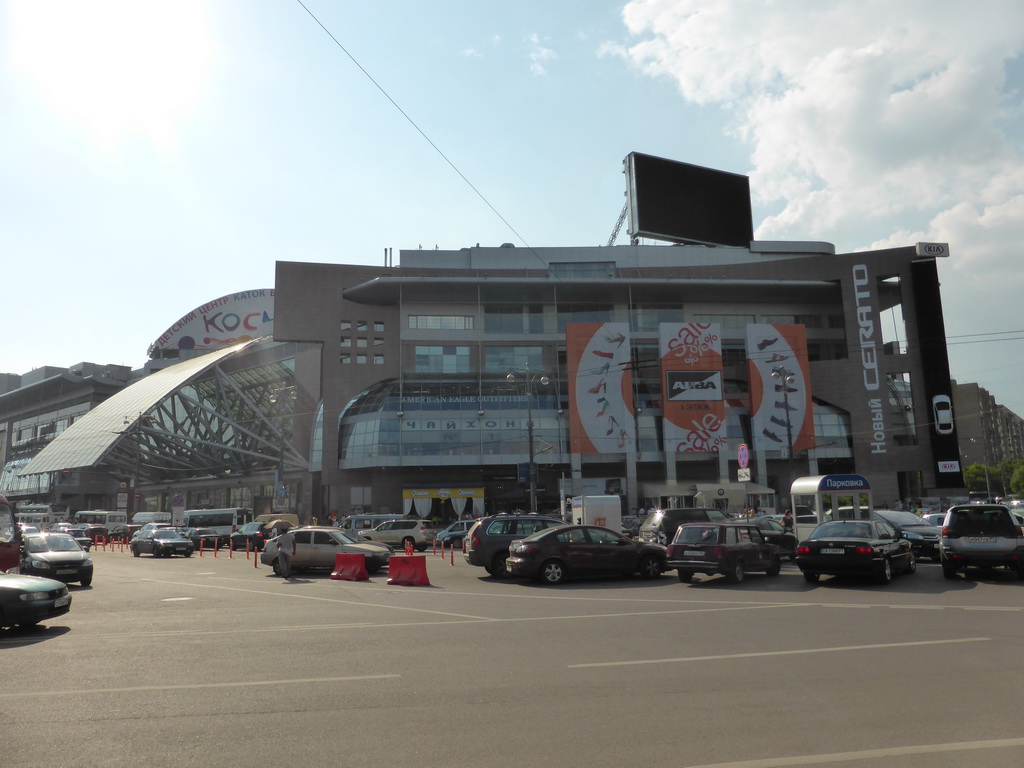 Front of the Yevropeysky Trade and Entertainment Centre at the Kiyevskogo Vokzala Square