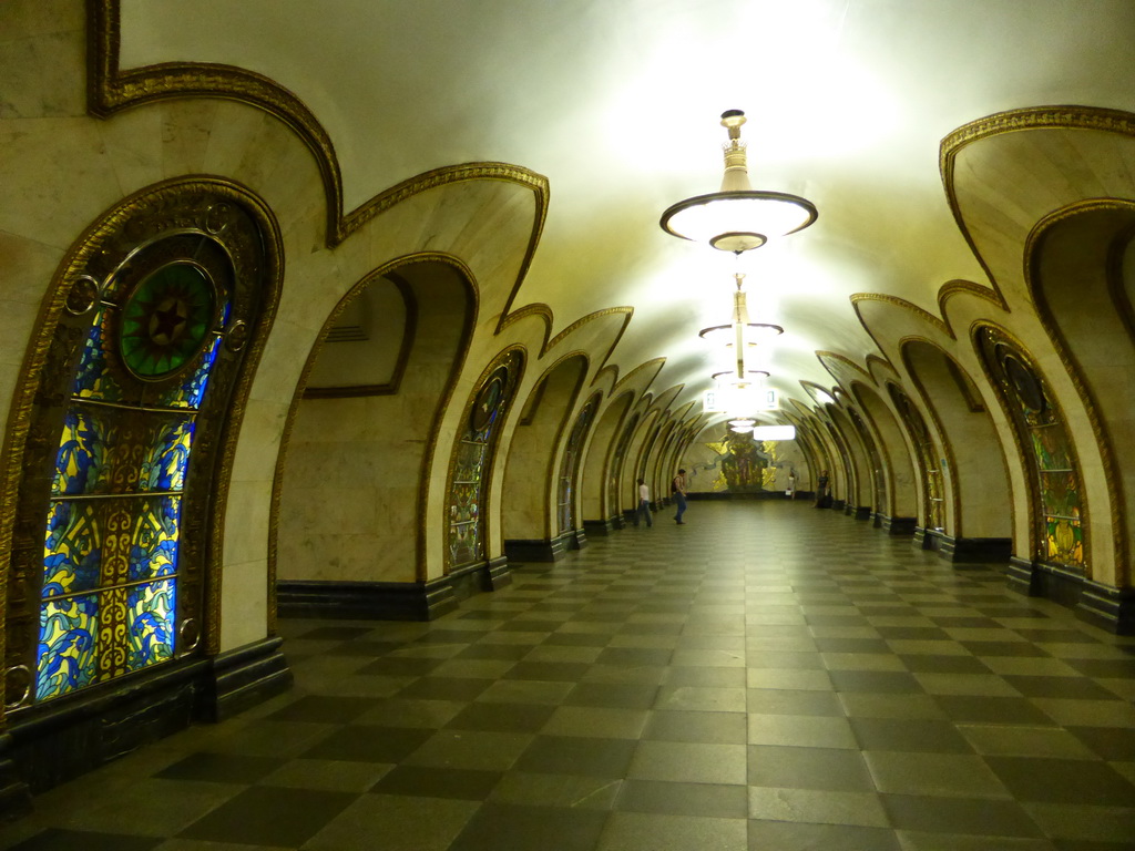 Hallway inbetween the platforms of the Novoslobodskaya subway station
