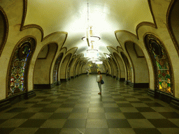 Miaomiao at the hallway inbetween the platforms of the Novoslobodskaya subway station
