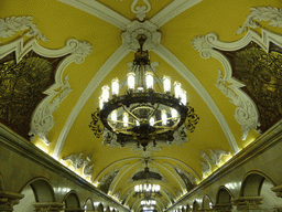 Chandeleers, mosaics and paintings at the ceiling of the hallway inbetween the platforms of the Komsomolskaya subway station