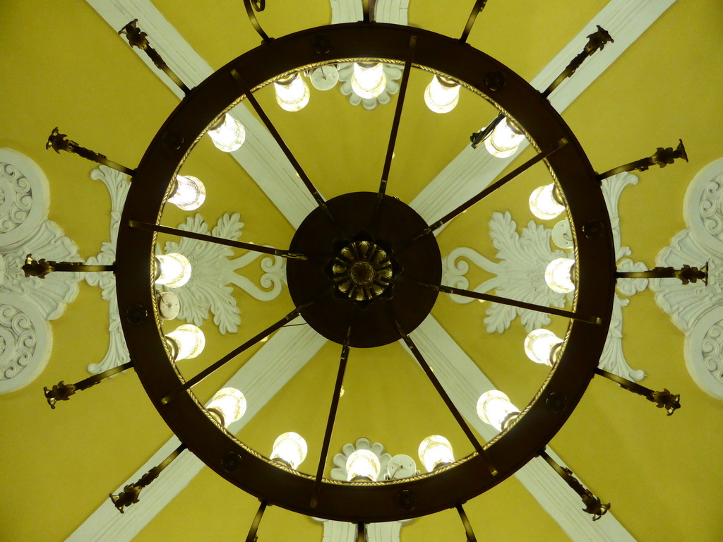 Chandeleer at the ceiling of the hallway inbetween the platforms of the Komsomolskaya subway station