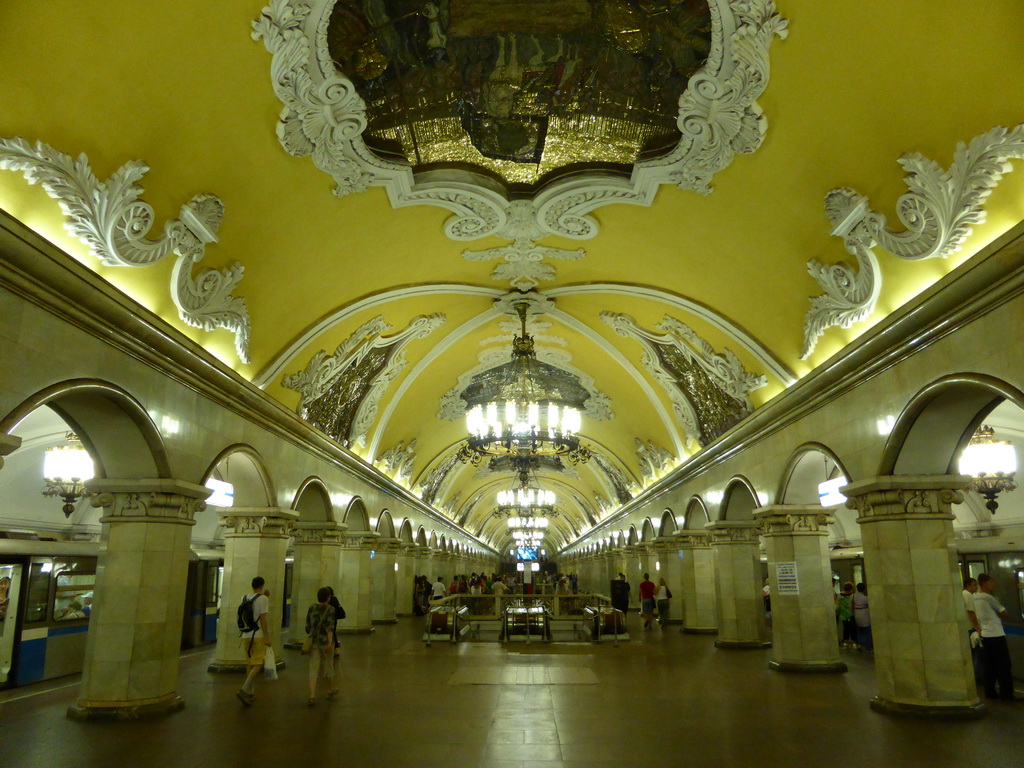 Hallway inbetween the platforms of the Komsomolskaya subway station