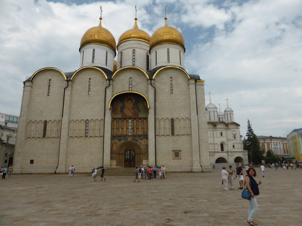 Miaomiao with the south side of the Cathedral of the Dormition, the Church of the Twelve Apostles and the Tsar Cannon at Cathedral Square at the Moscow Kremlin