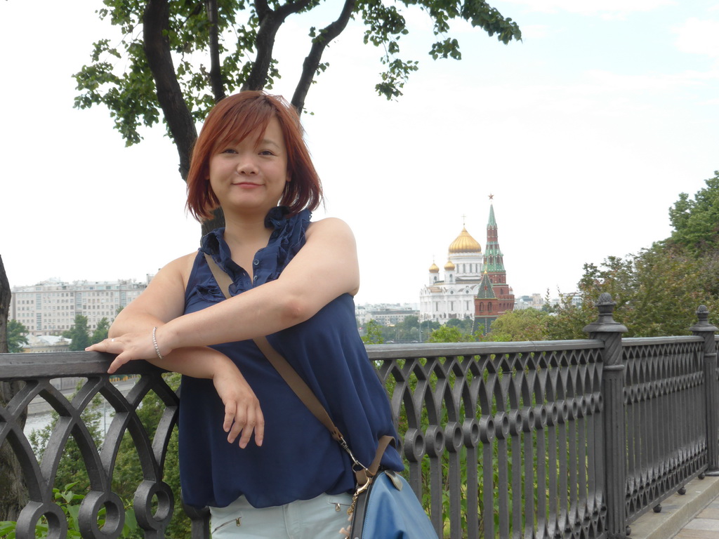 Miaomiao at the Borovitskaya street at the Moscow Kremlin, with a view on the Vodovzvodnaya Tower, the Borovitskaya Tower and the Cathedral of Christ the Saviour