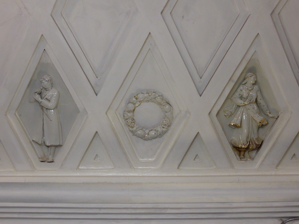 Reliefs at the ceiling of the hallway inbetween the platforms of the Teatralnaya subway station