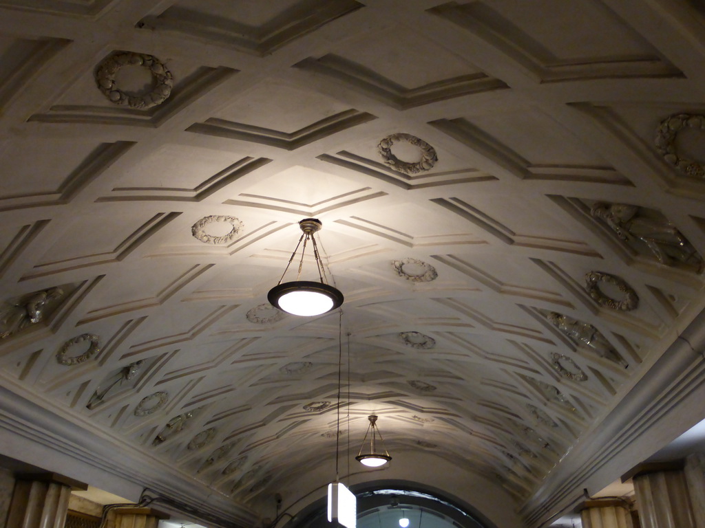 Ceiling of the hallway inbetween the platforms of the Teatralnaya subway station