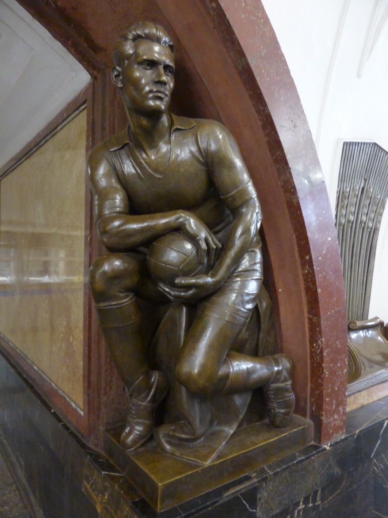 Statue at the hallway inbetween the platforms of the Ploshchad Revolyutsii subway station