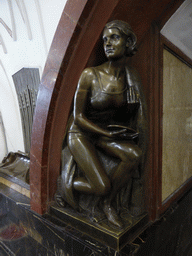 Statue at the hallway inbetween the platforms of the Ploshchad Revolyutsii subway station